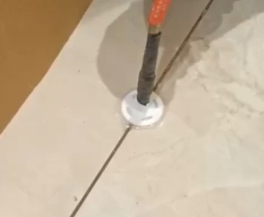 桓仁瓷砖空鼓维修公司专业解答瓷砖在铺贴过程中，如果没有涂抹均匀到位的粘结材料（如水泥砂浆或瓷砖胶），可能会导致以下问题
