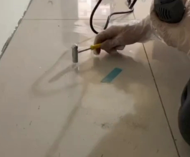 桓仁瓷砖开裂维修公司专业分享瓷砖在铺贴前如果没有沥干水分，将会导致以下问题