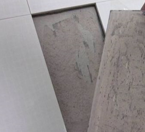 桓仁瓷砖空鼓维修公司分享瓷砖铺贴时如果打浆（即涂抹在瓷砖背面和基层上的砂浆或瓷砖胶）过少，会带来以下问题